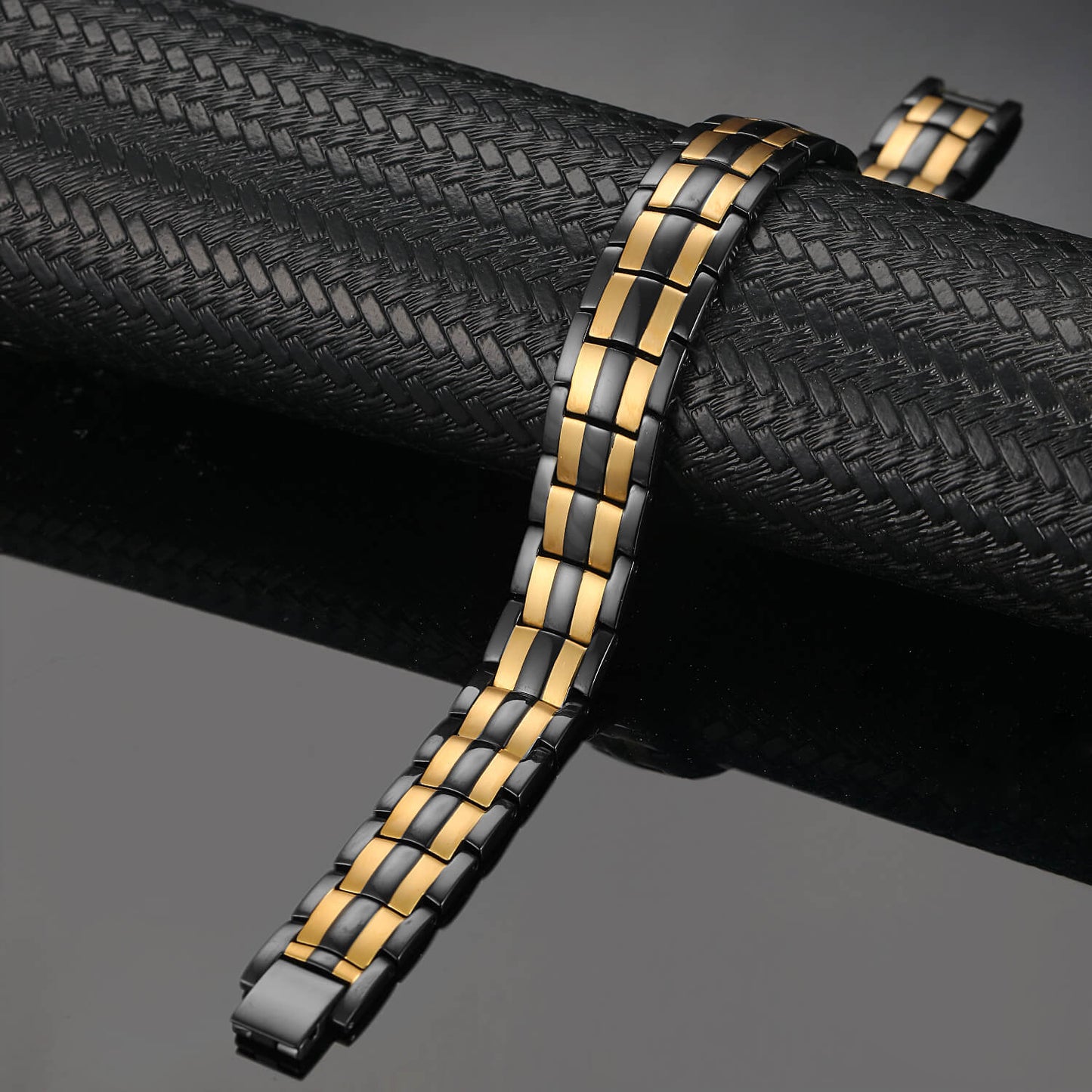 Doppelreihiges Herren Titan Armband – Schwarz & 24K Gold mit Magneten