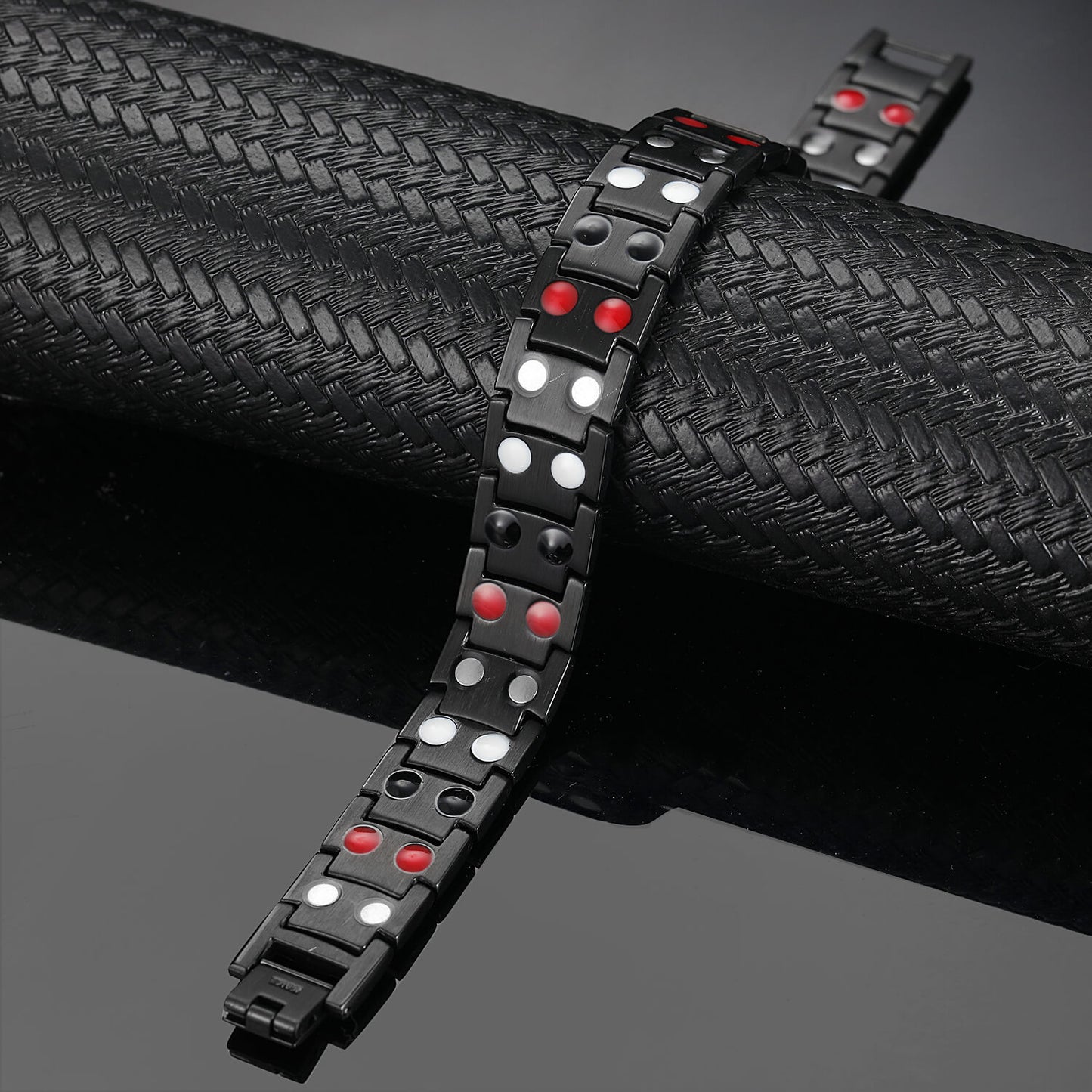Doppelreihiges Herren Titan Armband – Schwarz & 24K Gold mit Magneten
